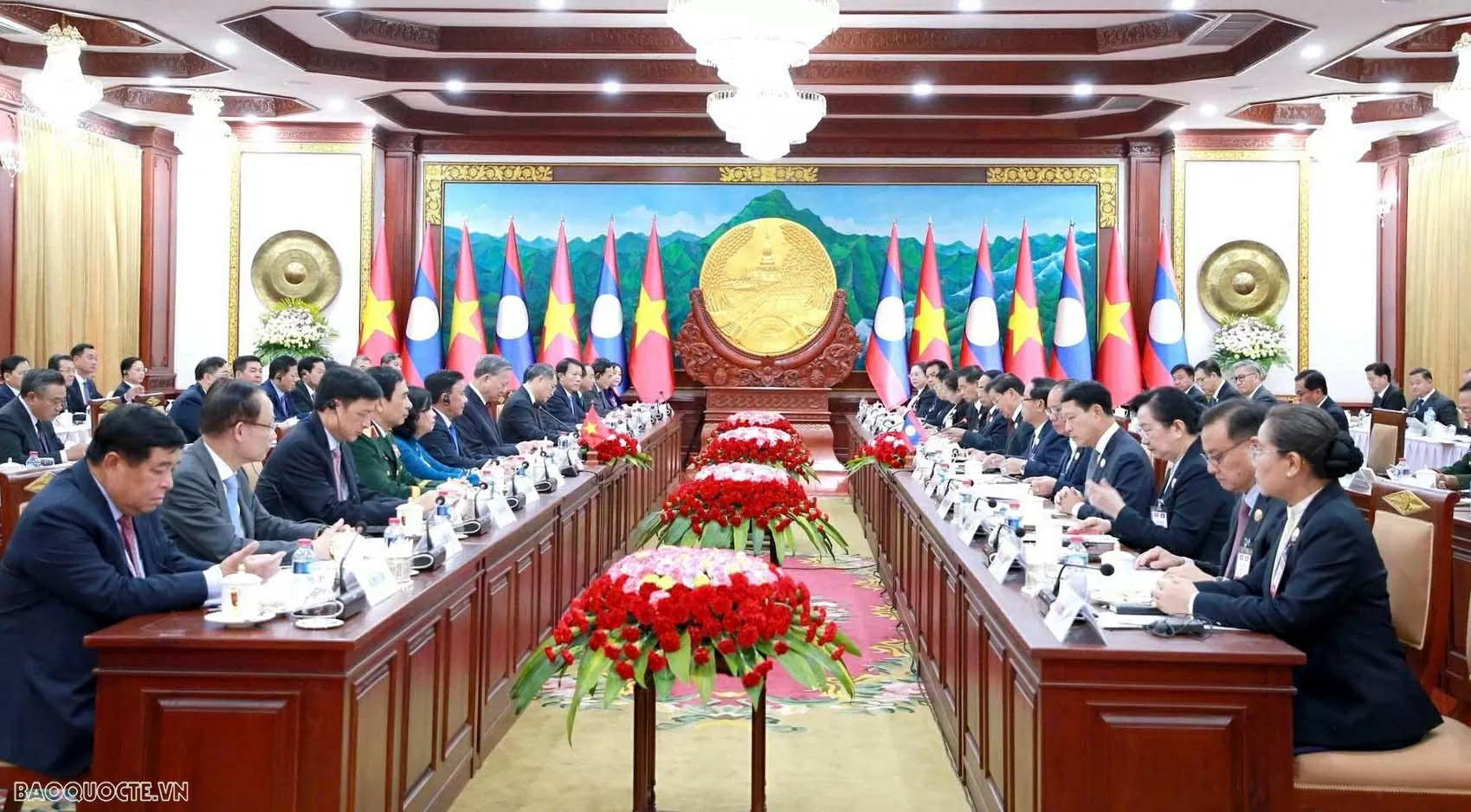 Họp hai bộ chính trị