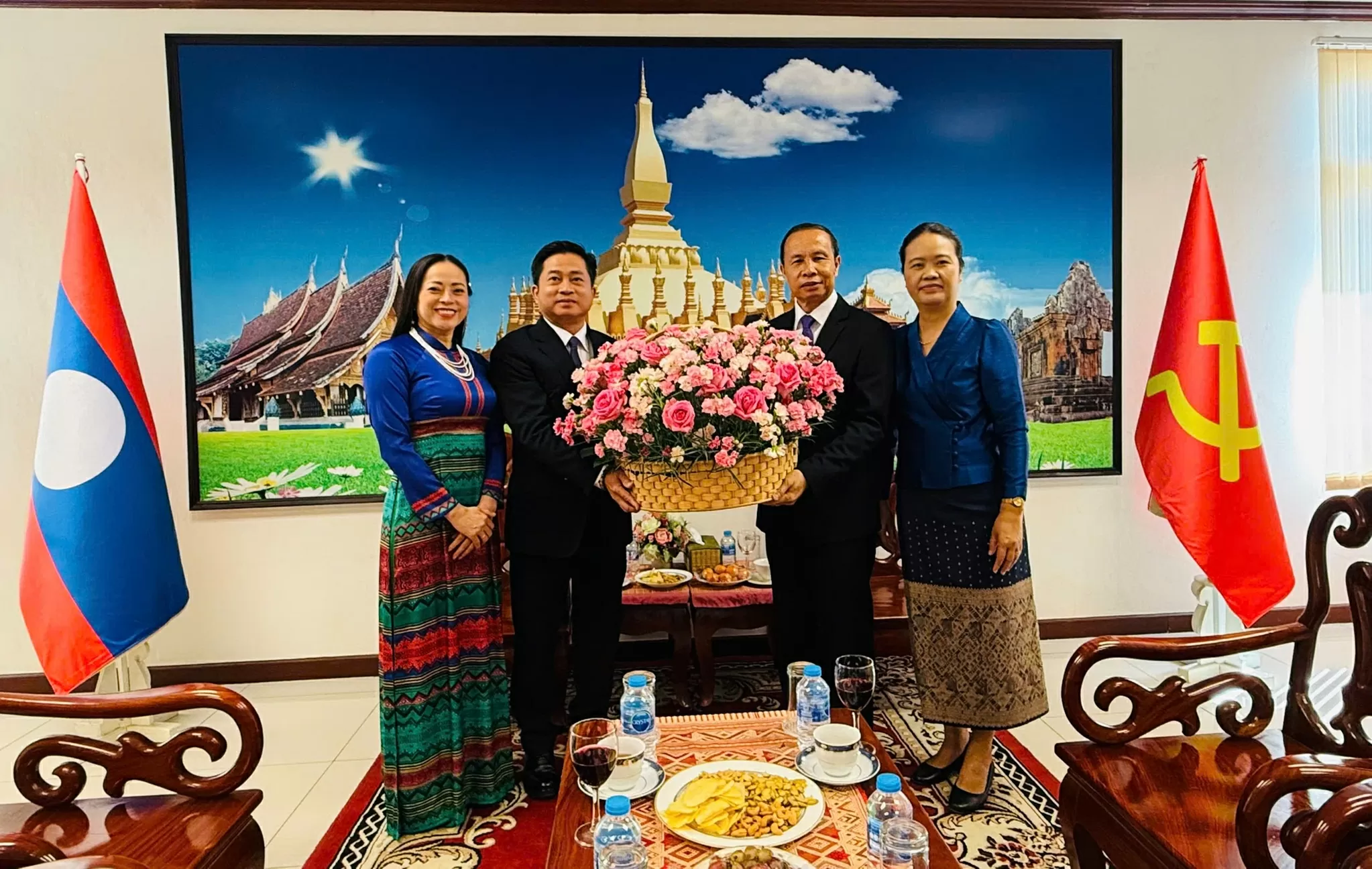 Hai Tổng lãnh sự quán Việt Nam và Lào tại Khon Kaen, Thái Lan tăng cường hợp tác, củng cố quan hệ hữu nghị Hai Tổng lãnh sự quán Việt Nam và Lào tại Khon Kaen, Thái Lan tăng cường hợp tác, củng cố quan hệ hữu nghị