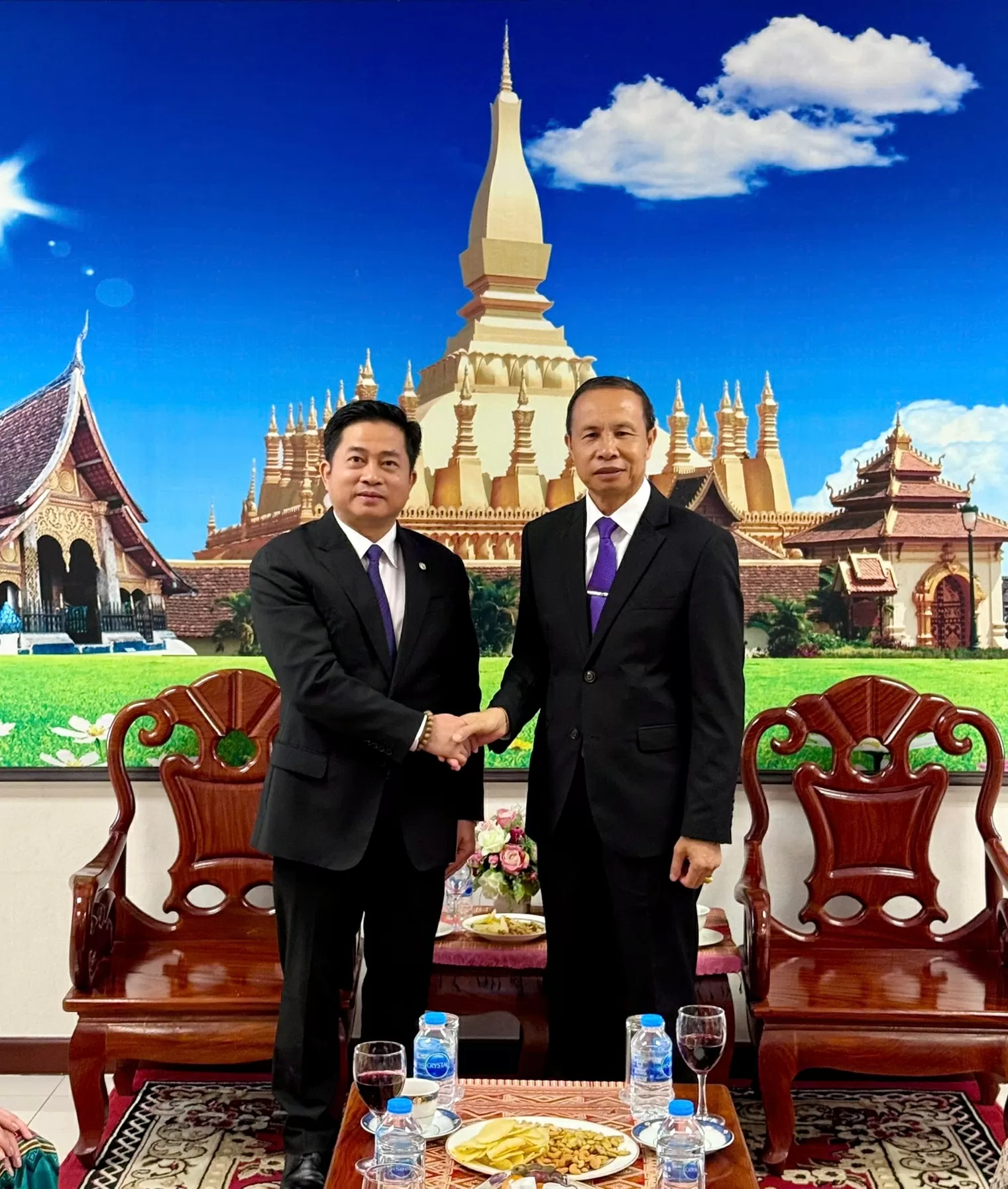 Hai Tổng lãnh sự quán Việt Nam và Lào tại Khon Kaen, Thái Lan tăng cường hợp tác, củng cố quan hệ hữu nghị Hai Tổng lãnh sự quán Việt Nam và Lào tại Khon Kaen, Thái Lan tăng cường hợp tác, củng cố quan hệ hữu nghị
