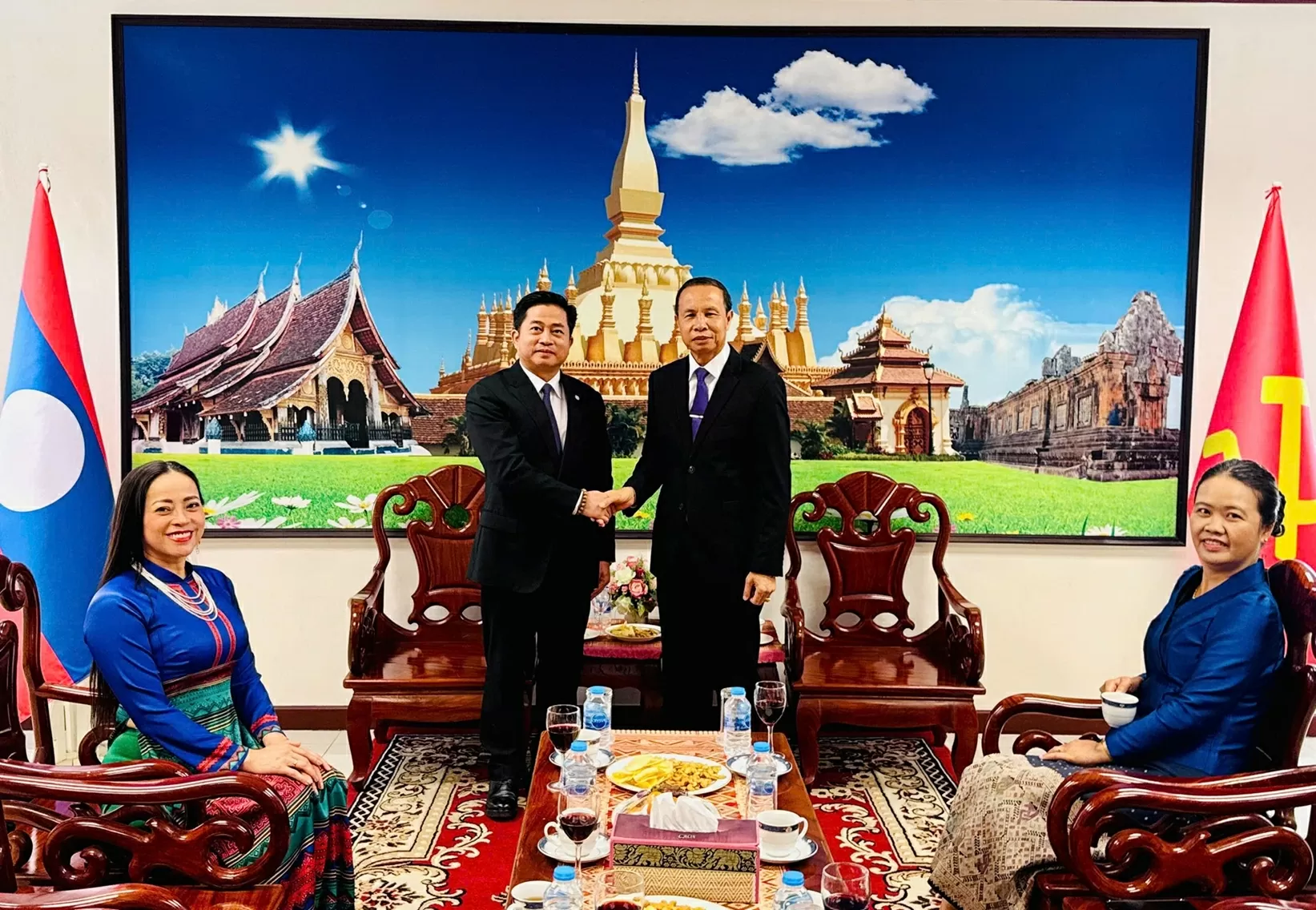 Hai Tổng lãnh sự quán Việt Nam và Lào tại Khon Kaen, Thái Lan tăng cường hợp tác, củng cố quan hệ hữu nghị Hai Tổng lãnh sự quán Việt Nam và Lào tại Khon Kaen, Thái Lan tăng cường hợp tác, củng cố quan hệ hữu nghị