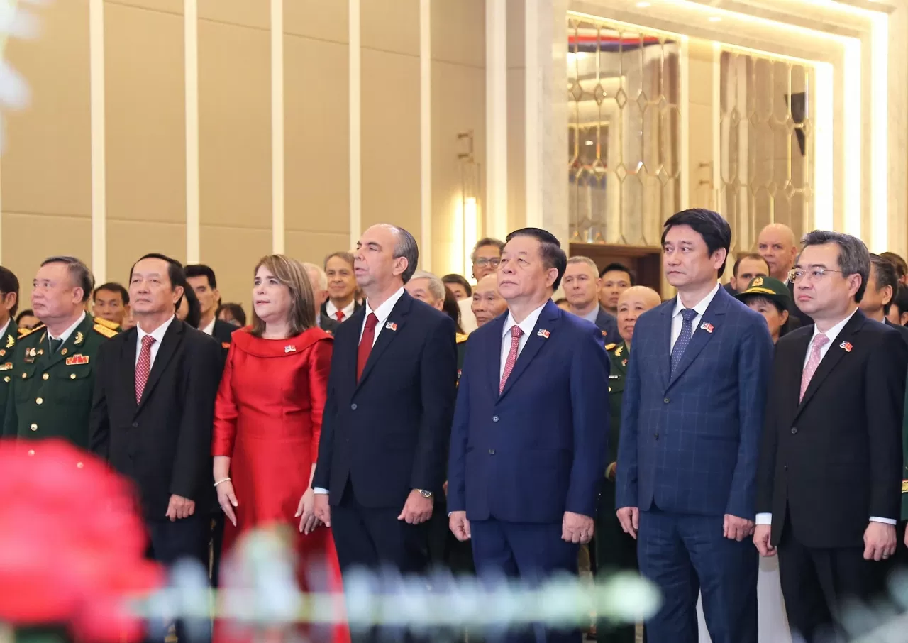 Các đại biểu thực hiện nghi lễ Chào cờ trước khi khai mạc buổi lễ. (Ảnh: Thành Long)