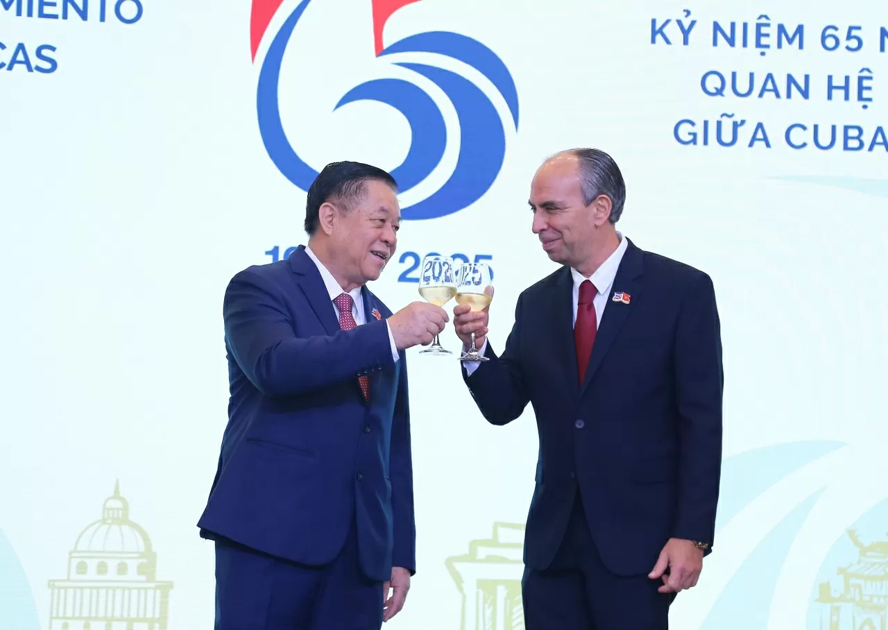 Đại tướng Nguyễn Trọng Nghĩa và Đại sứ Cuba tại Việt Nam Rogelio Polanco Fuentes cùng nhau nâng ly chúc mừng mối quan hệ giữa hai nước. (Ảnh: THành Long) Đại tướng Nguyễn Trọng Nghĩa và Đại sứ Cuba tại Việt Nam Rogelio Polanco Fuentes cùng nhau nâng ly chúc mừng mối quan hệ giữa hai nước. (Ảnh: THành Long)