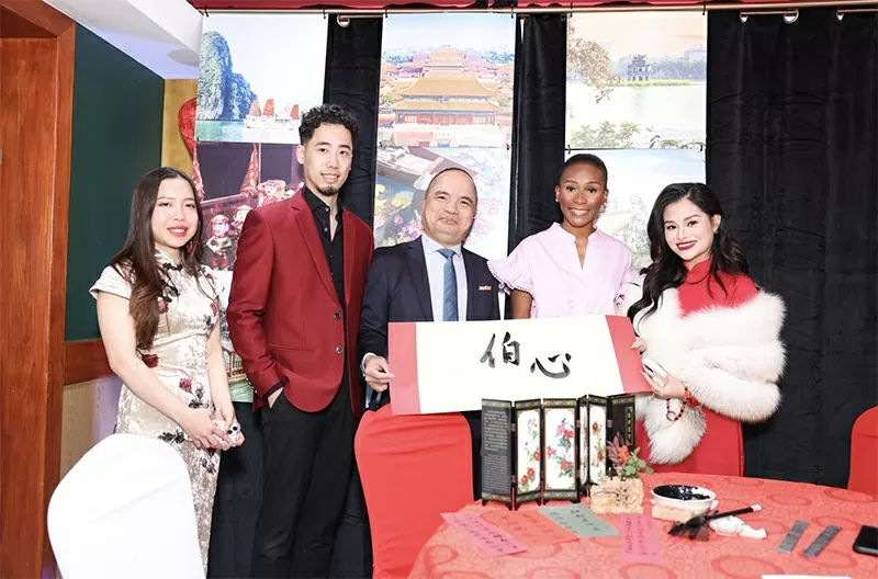 Hoạt động viết chữ Thư Pháp thu hút sự quan tâm của nhiều khách tham dự. Hoạt động viết chữ Thư Pháp thu hút sự quan tâm của nhiều khách tham dự.