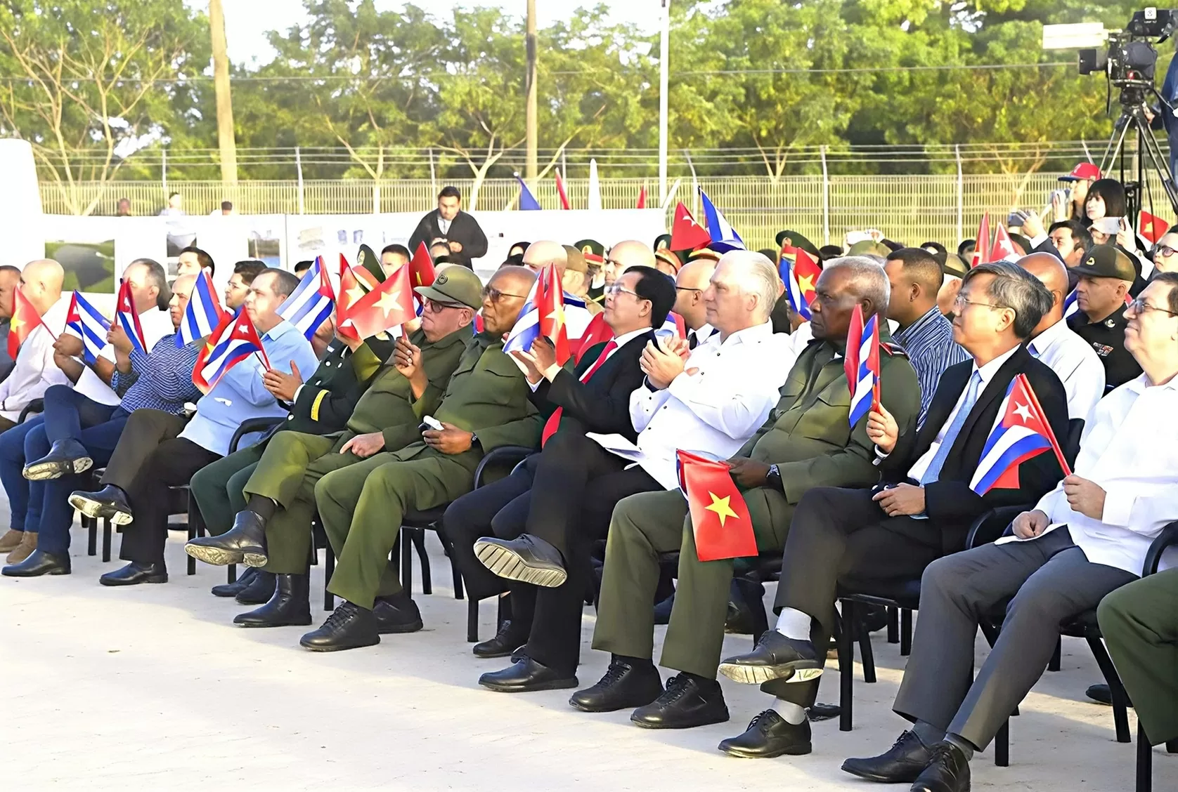Lễ kỷ niệm 65 năm quan hệ ngoại giao Việt Nam-Cuba và khởi công dự án nhà máy điện Mặt trời: Khắc ghi vàng son lịch sử, cùng xây dựng tương lai Lễ kỷ niệm 65 năm quan hệ ngoại giao Việt Nam-Cuba và khởi công dự án nhà máy điện Mặt trời: Khắc ghi vàng son lịch sử, cùng xây dựng tương lai