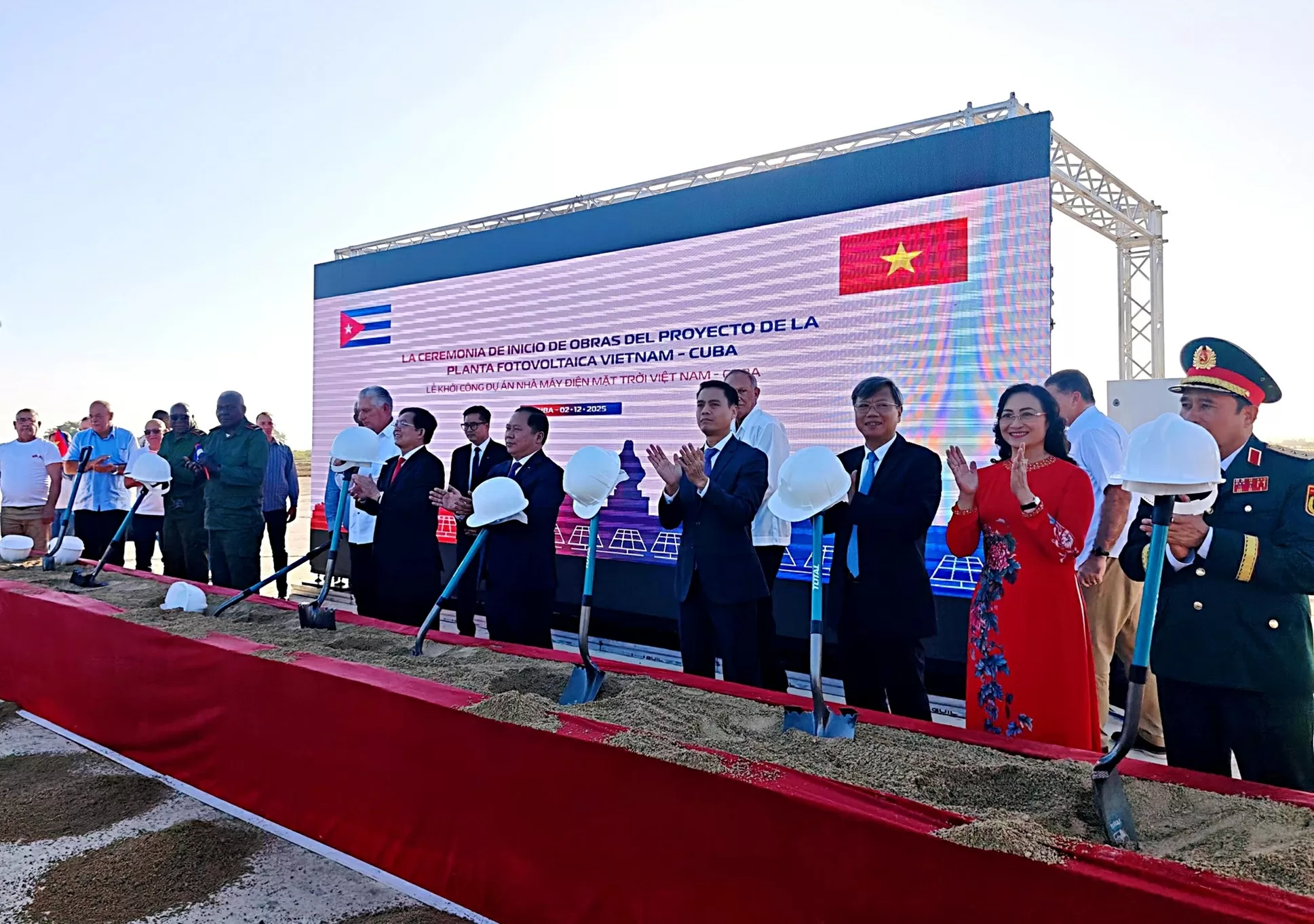 Lễ kỷ niệm 65 năm quan hệ ngoại giao Việt Nam-Cuba và khởi công dự án nhà máy điện Mặt trời: Khắc ghi vàng son lịch sử, cùng xây dựng tương lai Lễ kỷ niệm 65 năm quan hệ ngoại giao Việt Nam-Cuba và khởi công dự án nhà máy điện Mặt trời: Khắc ghi vàng son lịch sử, cùng xây dựng tương lai