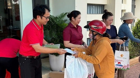 Người Việt tại Nhật Bản trao quà trực tiếp hỗ trợ bà con vùng lũ tại Đắk Lắk