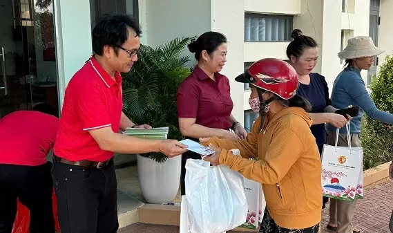 Người Việt tại Nhật Bản trao quà trực tiếp hỗ trợ bà con vùng lũ tại Đắk Lắk