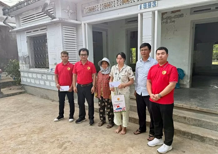Người Việt tại Nhật Bản trao quà trực tiếp hỗ trợ bà con vùng lũ tại Đắk Lắk