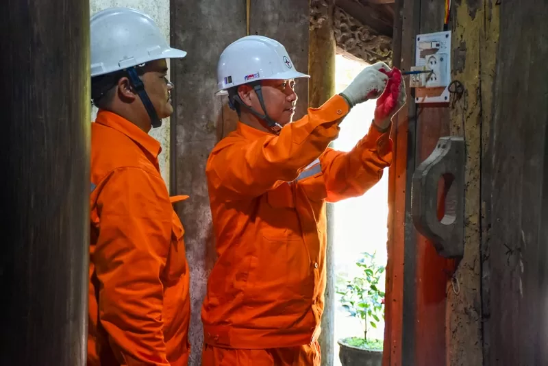 Cán bộ công nhân viên EVNHANOI thực hiện kiểm tra thiết bị điện Cán bộ công nhân viên EVNHANOI thực hiện kiểm tra thiết bị điện