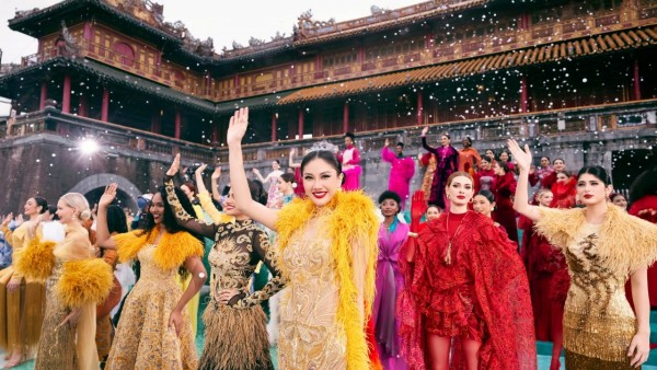 Trình diễn thời trang 'Hello Cosmo From Vietnam' khởi động Hoa hậu Hoàn vũ 2025