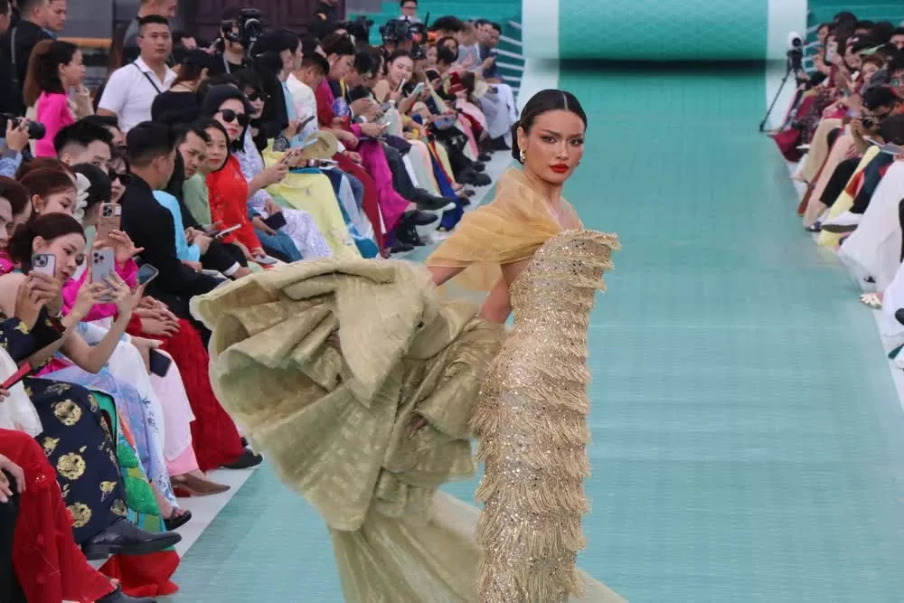 Trình diễn thời trang Hello Cosmo From Vietnam khởi động Hoa hậu Hoàn vũ 2025