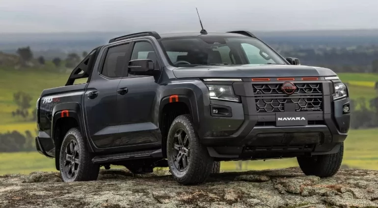 Navara 2026 nổi bật với lưới tản nhiệt hình khối vuông kết hợp đèn LED.