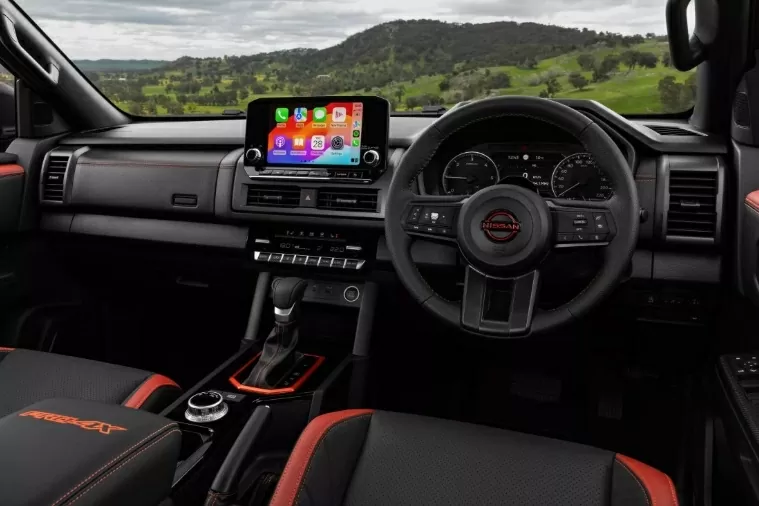 Cabin Navara 2026 dựa trên Triton, nâng cấp chất liệu và màu sắc.