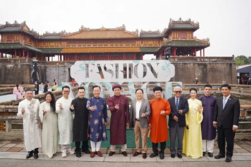 Trình diễn thời trang Hello Cosmo From Vietnam khởi động Hoa hậu Hoàn vũ 2025