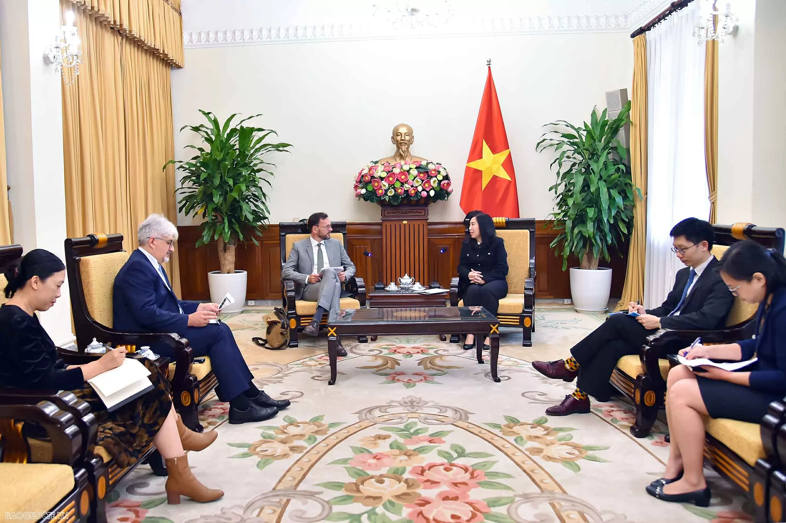 Thứ trưởng Ngoại giao Lê Thị Thu Hằng tiếp Giám đốc Cơ quan Phát triển Pháp (AFD)