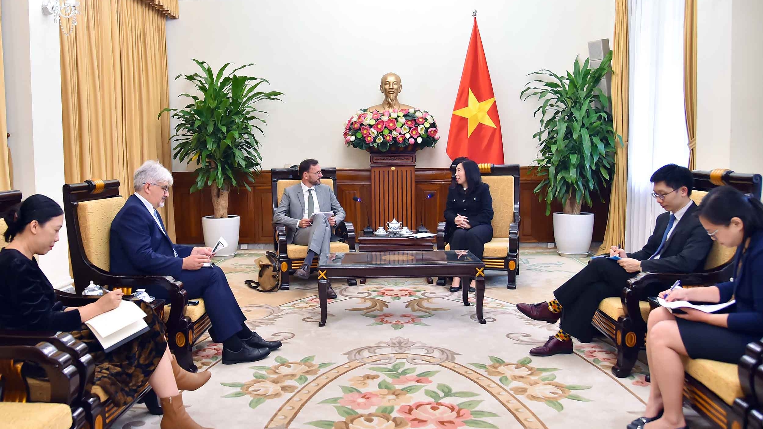 Thứ trưởng Ngoại giao Lê Thị Thu Hằng tiếp Giám đốc Cơ quan Phát triển Pháp (AFD)