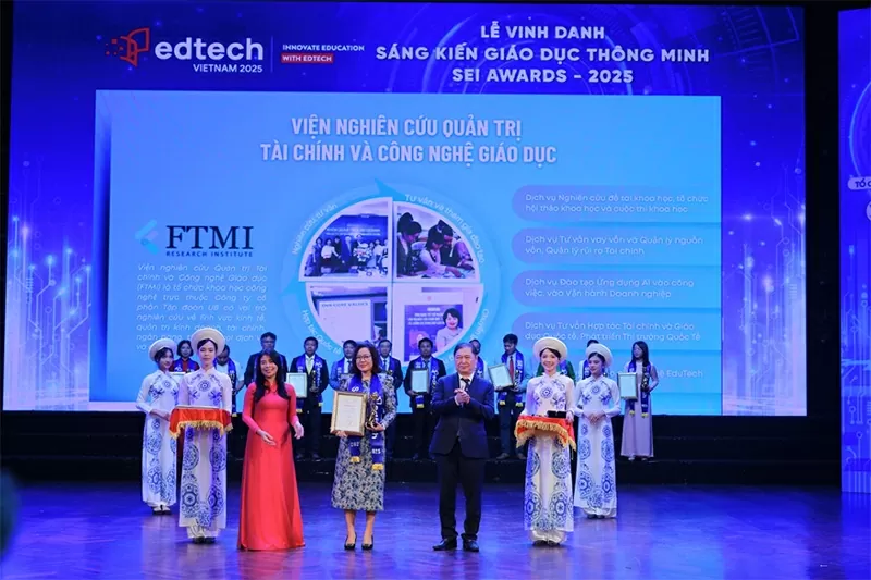 Đại diện FTMI - Trần Thị Bình Nguyên - Phó Chủ tịch Tập đoàn UB GROUP nhận giải thưởng cho Hạng mục Ảnh hưởng giáo dục đào tạo của năm Đại diện FTMI - Trần Thị Bình Nguyên - Phó Chủ tịch Tập đoàn UB GROUP nhận giải thưởng cho Hạng mục Ảnh hưởng giáo dục đào tạo của năm