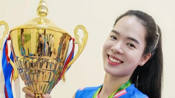 Nhan sắc hoa khôi bóng chuyền Lê Thanh Thúy cầm quốc kỳ đoàn thể thao Việt Nam dự lễ khai mạc SEA Games 33