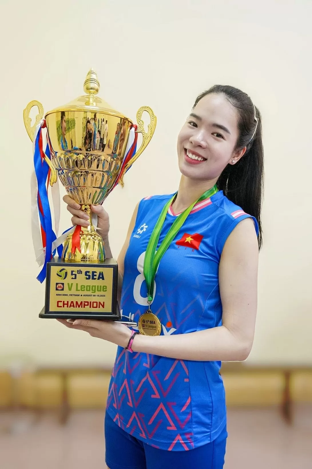 Khai mạc SEA Games 33: Nhan sắc hoa khôi bóng chuyền cầm quốc kỳ cho đoàn thể thao Việt Nam