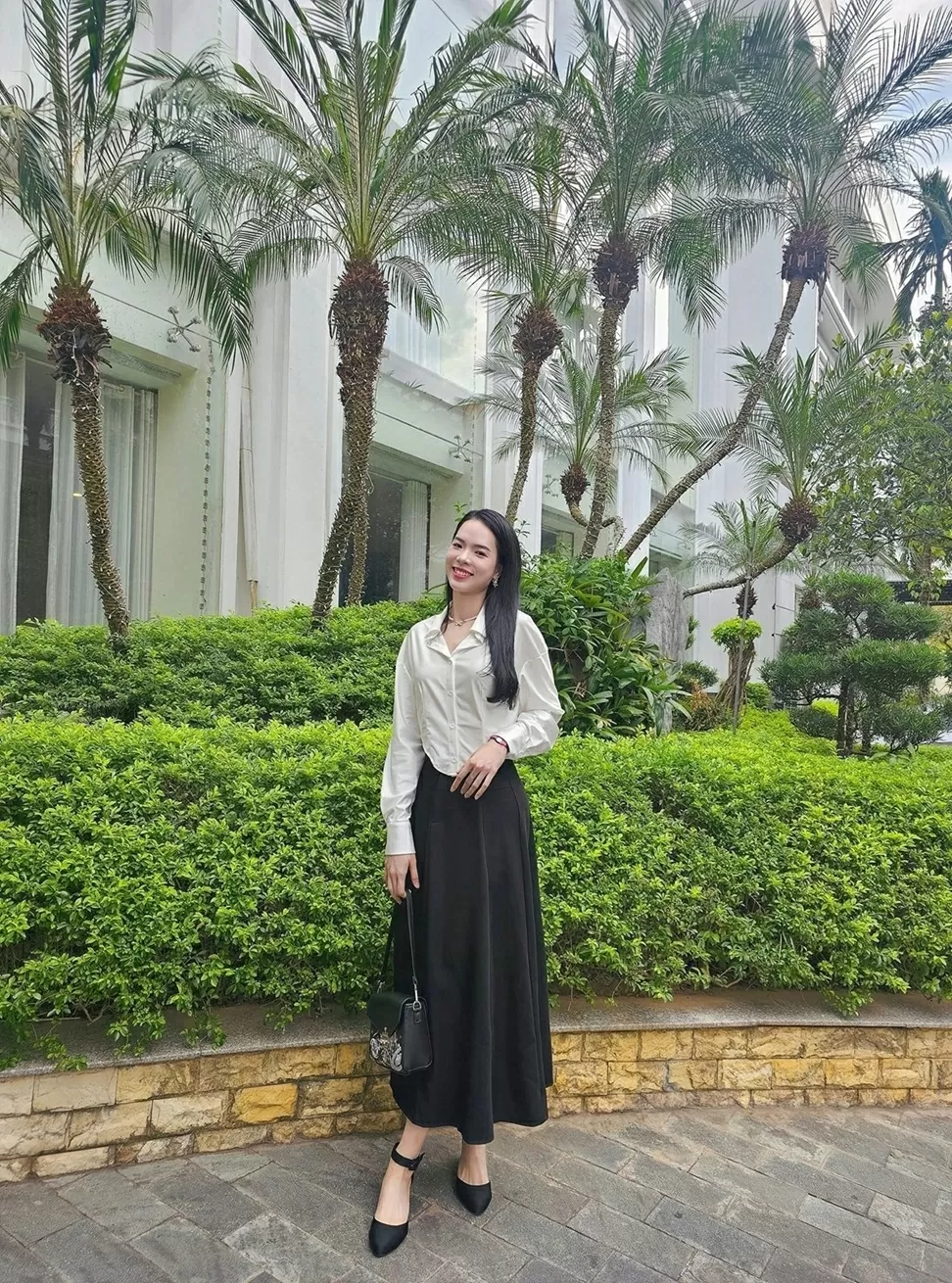 Nhan sắc hoa khôi bóng chuyền Lê Thanh Thúy cầm quốc kỳ cho đoàn thể thao Việt Nam dự lễ khai mạc SEA Games 33