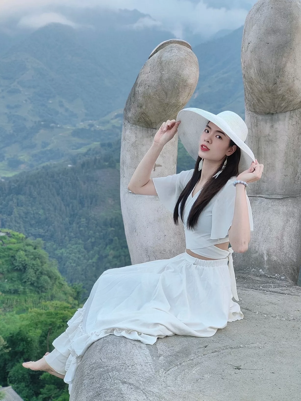 Nhan sắc hoa khôi bóng chuyền Lê Thanh Thúy cầm quốc kỳ cho đoàn thể thao Việt Nam dự lễ khai mạc SEA Games 33