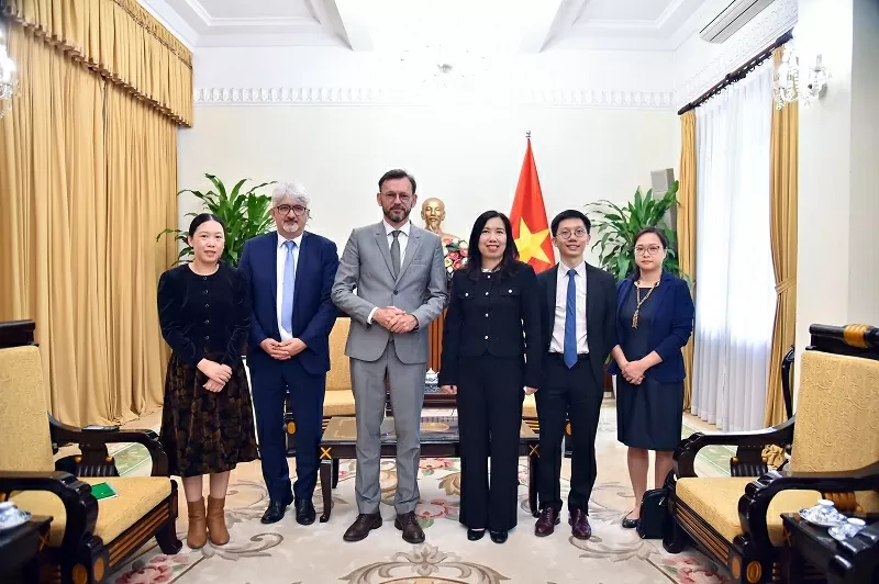 Thứ trưởng Ngoại giao Lê Thị Thu Hằng tiếp Giám đốc Cơ quan Phát triển Pháp (AFD) Thứ trưởng Ngoại giao Lê Thị Thu Hằng tiếp Giám đốc Cơ quan Phát triển Pháp (AFD)