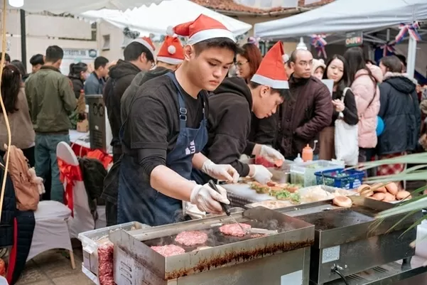 Trải nghiệm và truyền thống của Giáng sinh châu Âu tại Hà Nội và TP. Hồ Chí Minh
