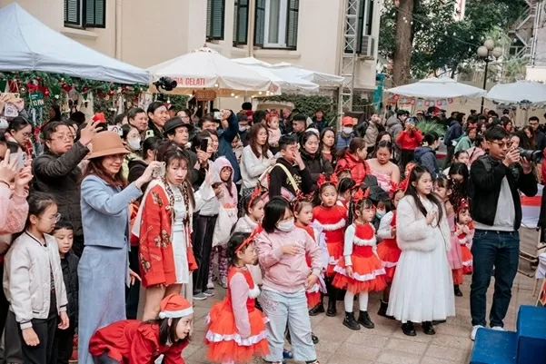 Trải nghiệm và truyền thống của Giáng sinh châu Âu tại Hà Nội và TP. Hồ Chí Minh