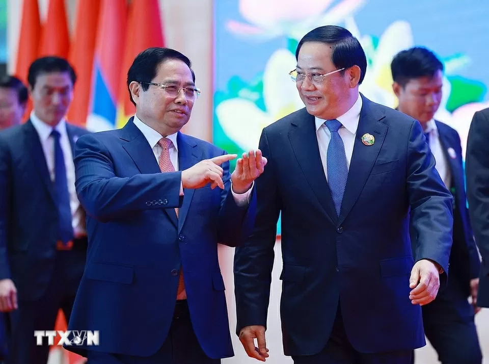 Thủ tướng Phạm Minh Chính và Thủ tướng Lào Sonexay Siphandone trao đổi bên lề Kỳ họp lần thứ 48 Ủy ban liên Chính phủ về hợp tác song phương Việt Nam-Lào.