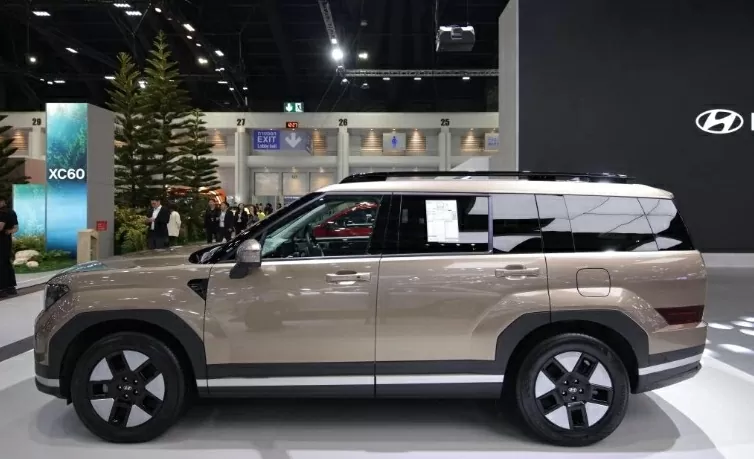 Bản cao cấp Prestige của Hyundai Santa Fe Hybrid được trang bị cửa sổ trời toàn cảnh. Bản cao cấp Prestige của Hyundai Santa Fe Hybrid được trang bị cửa sổ trời toàn cảnh.