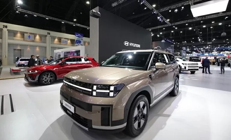 Bước vào khoang cabin, Santa Fe Hybrid gây ấn tượng với loạt tiện nghi hiện đại. Bước vào khoang cabin, Santa Fe Hybrid gây ấn tượng với loạt tiện nghi hiện đại.