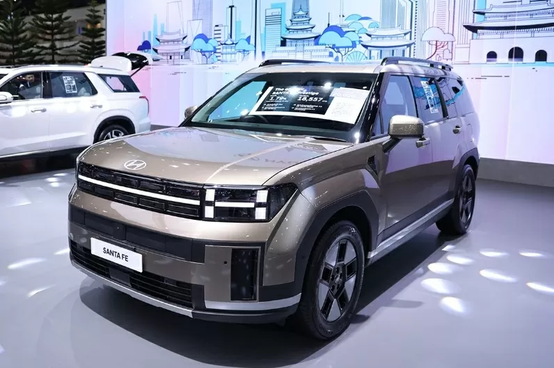 Ngoại hình của Hyundai Santa Fe Hybrid 2026 giữ thiết kế vuông vức và bề thế.