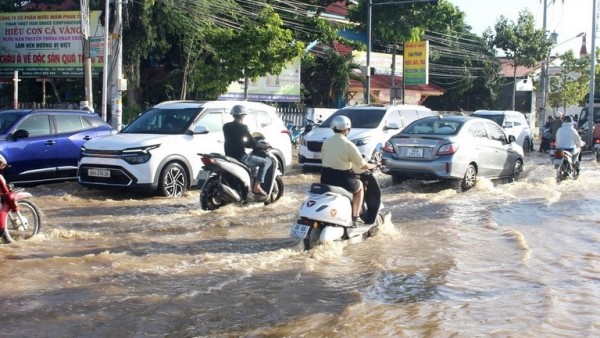 Lâm Đồng: Nhiều điểm ngập mới ở các địa phương ven biển, nước lũ trong đêm dâng nhanh và đột ngột