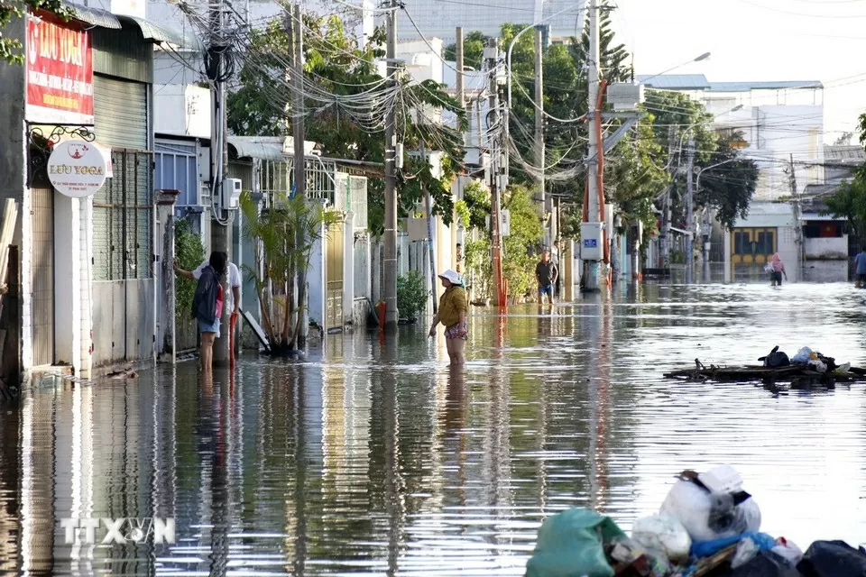 Tuyến đường Trần Quang Diệu, phường Hàm Thắng (Lâm Đồng) bị ngập sâu. 