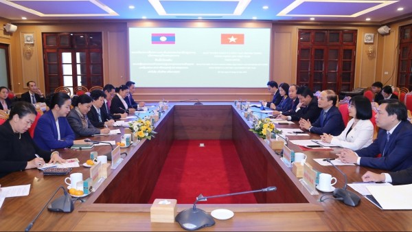 Đồng chí Trịnh Văn Quyết tiếp đoàn đại biểu Ủy ban Trung ương Mặt trận Lào xây dựng đất nước