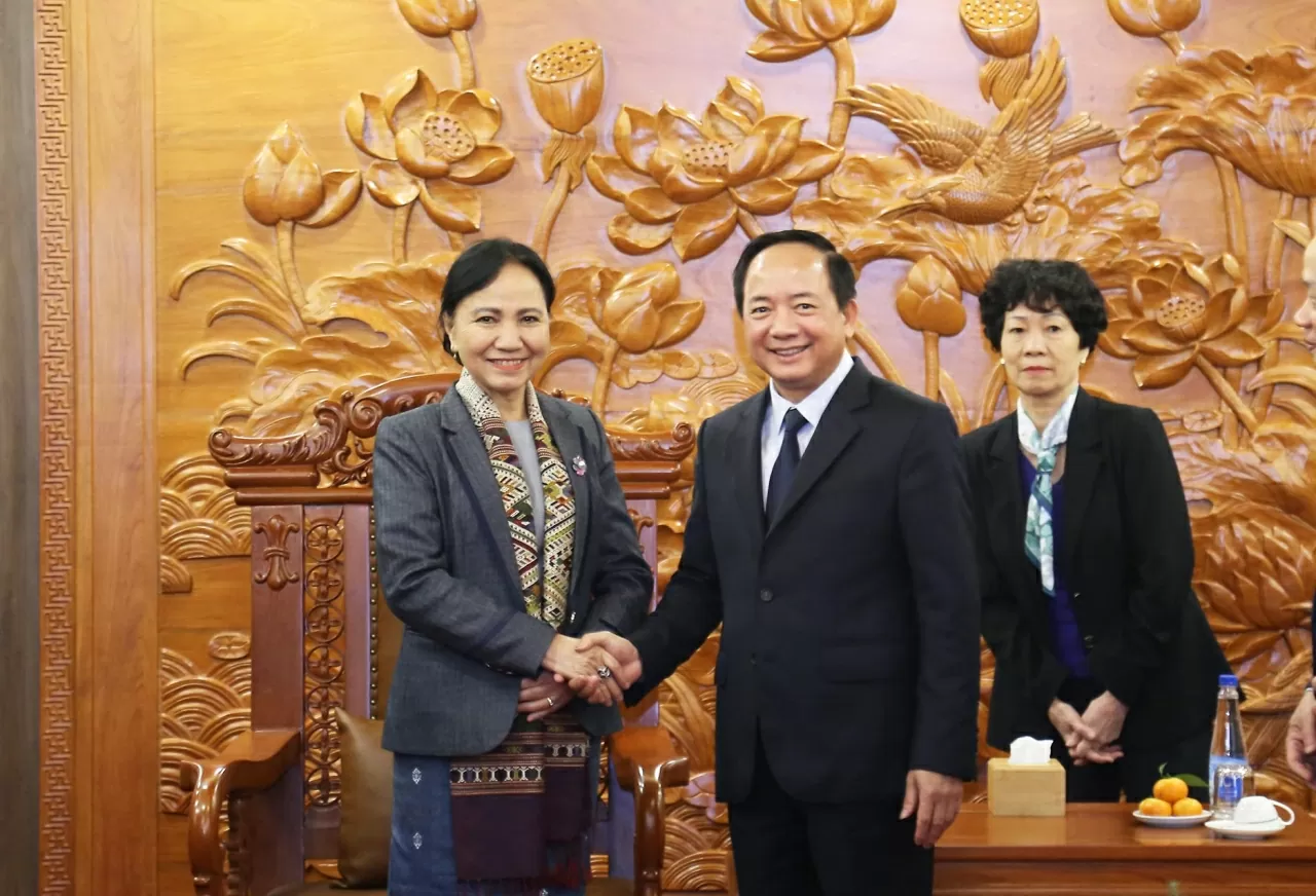 Bí thư Trung ương Đảng, Trưởng Ban Tuyên giáo và Dân vận Trung ương Trịnh Văn Quyết tiếp đồng chí Inlavan Keobounphanh, Phó Chủ tịch Thường trực Ủy ban làm Trưởng đoàn. (Ảnh: Thành Long)
