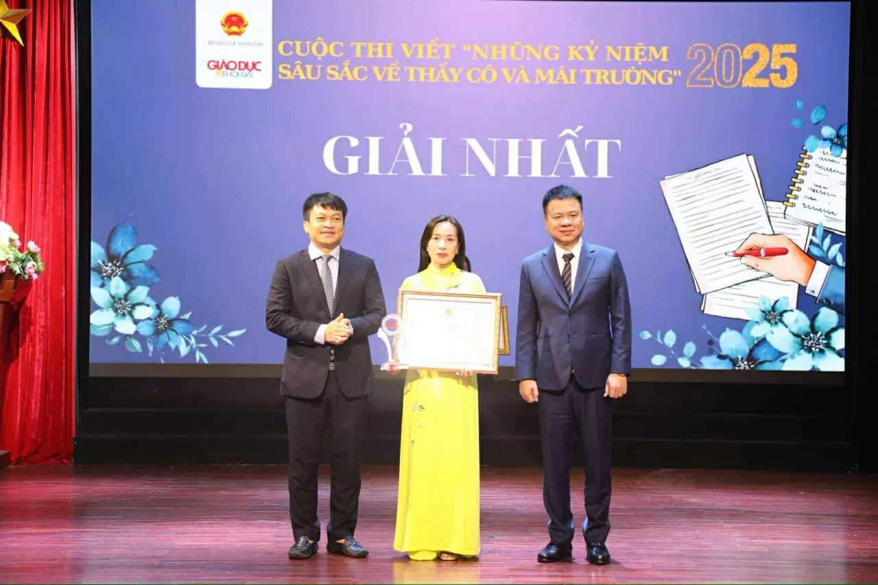 Trao giải cuộc thi Những kỷ niệm sâu sắc về thầy cô và mái trường năm 2025: Một hành trình lấp lánh cảm xúc Trao giải cuộc thi Những kỷ niệm sâu sắc về thầy cô và mái trường năm 2025: Một hành trình lấp lánh cảm xúc