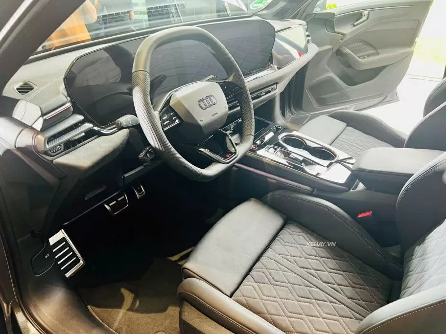 Bước vào khoang nội thất, công nghệ số hòa quyện với vật liệu cao cấp tạo ra không gian sang trọng. 