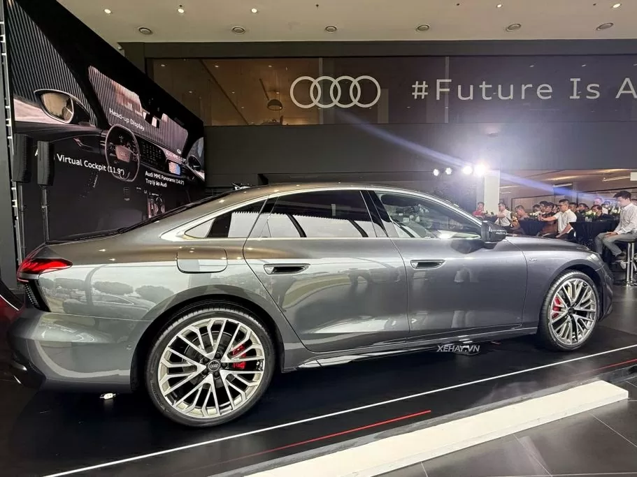 Phần đuôi xe thiết kế rộng, hiện đại với cụm đèn hậu tách biệt và dải LED nối liền.