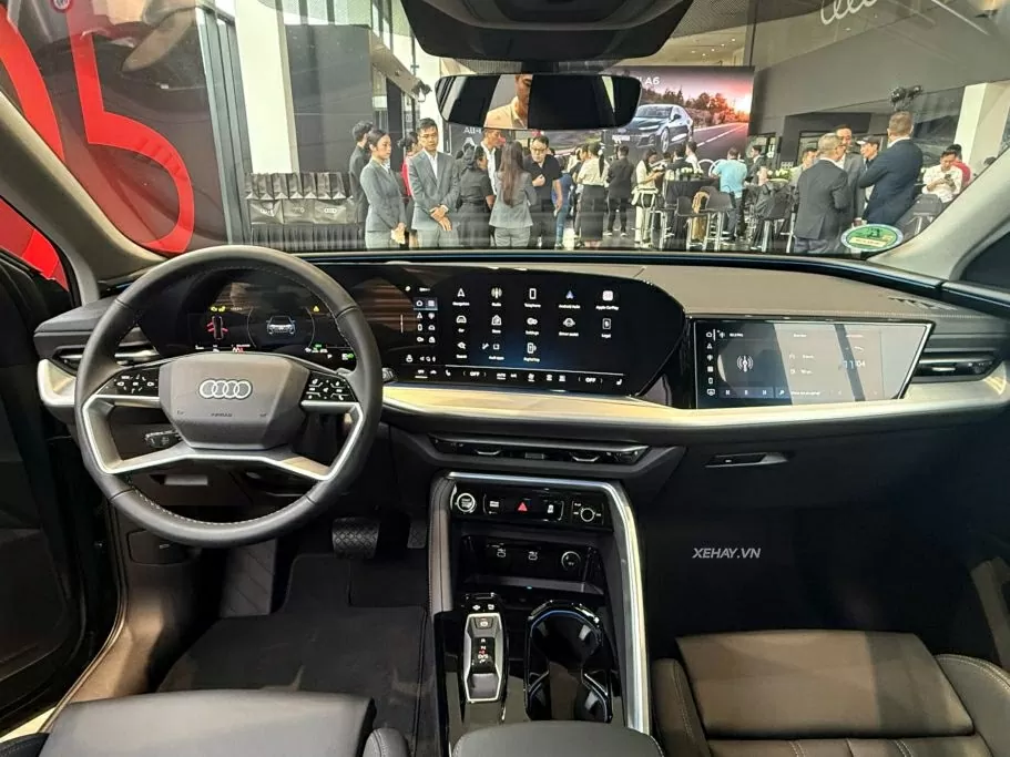 Khoang nội thất của Q5 2026 tiếp tục thể hiện ngôn ngữ hiện đại quen thuộc của Audi. 