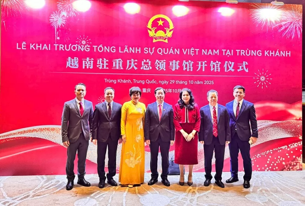 Bên cạnh đó, còn có các hoạt động bên lề như gala nghệ thuật kết nối cộng đồng, giao lưu văn hóa Việt Nam tại Romania, và tham quan cộng đồng người Việt tại Bucharest, góp phần thắt chặt tình đoàn kết và lan tỏa bản sắc Việt giữa lòng châu Âu. Phát biểu tại Diễn đàn, bà Phạm Thị Minh Hường gửi lời chúc mừng thành công đến cộng đồng doanh nhân Việt Nam tại châu Âu và khẳng định: “Mỗi doanh nhân, mỗi doanh nghiệp Việt Nam ở nước ngoài chính là đại sứ của quốc gia, là cầu nối của tri thức, công nghệ, vốn và niềm tin, góp phần đưa Việt Nam vươn tầm, khẳng định vị thế trong chuỗi giá trị toàn cầu.” Bà bày tỏ sự trân trọng đối với các thế hệ doanh nhân đi trước – những người đã đặt nền móng cho cộng đồng doanh nghiệp Việt Nam tại châu Âu – và kêu gọi thế hệ trẻ tiếp nối tinh thần “Đoàn kết – Hợp tác – Phát triển – Hướng về Tổ quốc” Những chia sẻ của bà Hường đã để lại ấn tượng sâu sắc, góp phần lan tỏa tinh thần trách nhiệm, bản lĩnh và khát vọng vươn lên của doanh nhân Việt toàn cầu. Tham dự Lễ khai trương Tổng Lãnh sự quán Việt Nam tại Trùng Khánh (Trung Quốc) Nhận lời mời của ông Bùi Nguyên Long – Tổng Lãnh sự Việt Nam tại Trùng Khánh (Trung Quốc), ngày 29/10/2025, đoàn đại biểu Hiệp hội Doanh nhân Việt Nam ở nước ngoài (BAOOV) gồm bà Phạm Thị Minh Hường – Phó Chủ tịch, bà Tống Kim Giao – Ủy viên Ban Thường vụ, cùng một số doanh nghiệp Việt Nam tại Trung Quốc đã đến thăm và tham dự Lễ khai trương Tổng Lãnh sự quán nước Cộng hòa Xã hội Chủ nghĩa Việt Nam tại Trùng Khánh. Bên cạnh đó, còn có các hoạt động bên lề như gala nghệ thuật kết nối cộng đồng, giao lưu văn hóa Việt Nam tại Romania, và tham quan cộng đồng người Việt tại Bucharest, góp phần thắt chặt tình đoàn kết và lan tỏa bản sắc Việt giữa lòng châu Âu. Phát biểu tại Diễn đàn, bà Phạm Thị Minh Hường gửi lời chúc mừng thành công đến cộng đồng doanh nhân Việt Nam tại châu Âu và khẳng định: “Mỗi doanh nhân, mỗi doanh nghiệp Việt Nam ở nước ngoài chính là đại sứ của quốc gia, là cầu nối của tri thức, công nghệ, vốn và niềm tin, góp phần đưa Việt Nam vươn tầm, khẳng định vị thế trong chuỗi giá trị toàn cầu.” Bà bày tỏ sự trân trọng đối với các thế hệ doanh nhân đi trước – những người đã đặt nền móng cho cộng đồng doanh nghiệp Việt Nam tại châu Âu – và kêu gọi thế hệ trẻ tiếp nối tinh thần “Đoàn kết – Hợp tác – Phát triển – Hướng về Tổ quốc” Những chia sẻ của bà Hường đã để lại ấn tượng sâu sắc, góp phần lan tỏa tinh thần trách nhiệm, bản lĩnh và khát vọng vươn lên của doanh nhân Việt toàn cầu. Tham dự Lễ khai trương Tổng Lãnh sự quán Việt Nam tại Trùng Khánh (Trung Quốc) Nhận lời mời của ông Bùi Nguyên Long – Tổng Lãnh sự Việt Nam tại Trùng Khánh (Trung Quốc), ngày 29/10/2025, đoàn đại biểu Hiệp hội Doanh nhân Việt Nam ở nước ngoài (BAOOV) gồm bà Phạm Thị Minh Hường – Phó Chủ tịch, bà Tống Kim Giao – Ủy viên Ban Thường vụ, cùng một số doanh nghiệp Việt Nam tại Trung Quốc đã đến thăm và tham dự Lễ khai trương Tổng Lãnh sự quán nước Cộng hòa Xã hội Chủ nghĩa Việt Nam tại Trùng Khánh.