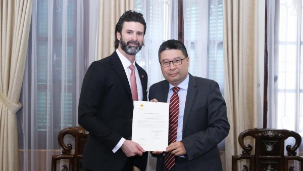 Ministry of Foreign Affairs presents Consular Acceptance Certificate to Dominica's Consul General in Ho Chi Minh City