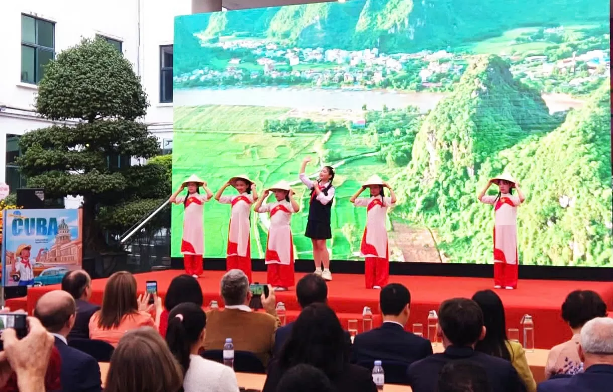 Triển lãm Nghĩa tình thủy chung: Tái hiện hành trình 65 năm quan hệ son sắt Việt Nam-Cuba Triển lãm Nghĩa tình thủy chung: Tái hiện hành trình 65 năm quan hệ son sắt Việt Nam-Cuba