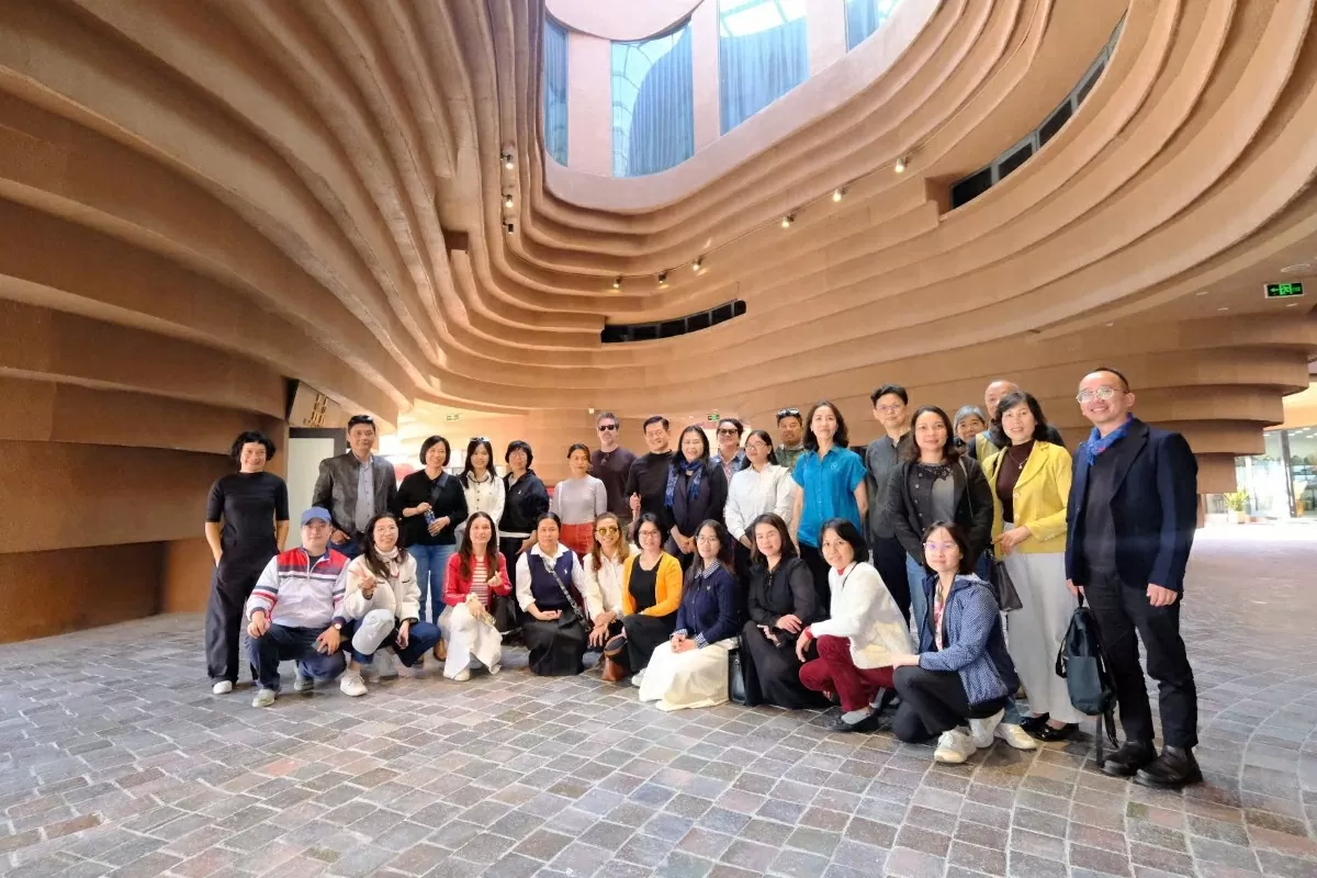 Đại biểu Diễn đàn Sáng tạo châu Á 2025 thăm làng gốm Bát Tràng, Hà Nội. (Ảnh: Anh Tuấn)