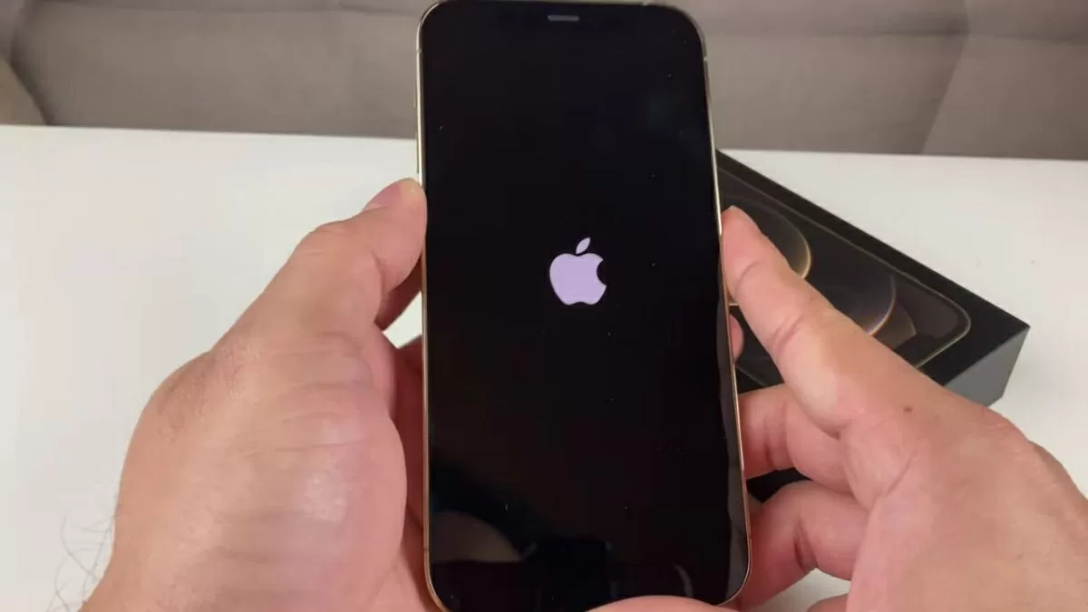 Khởi động lại iPhone. Khởi động lại iPhone.