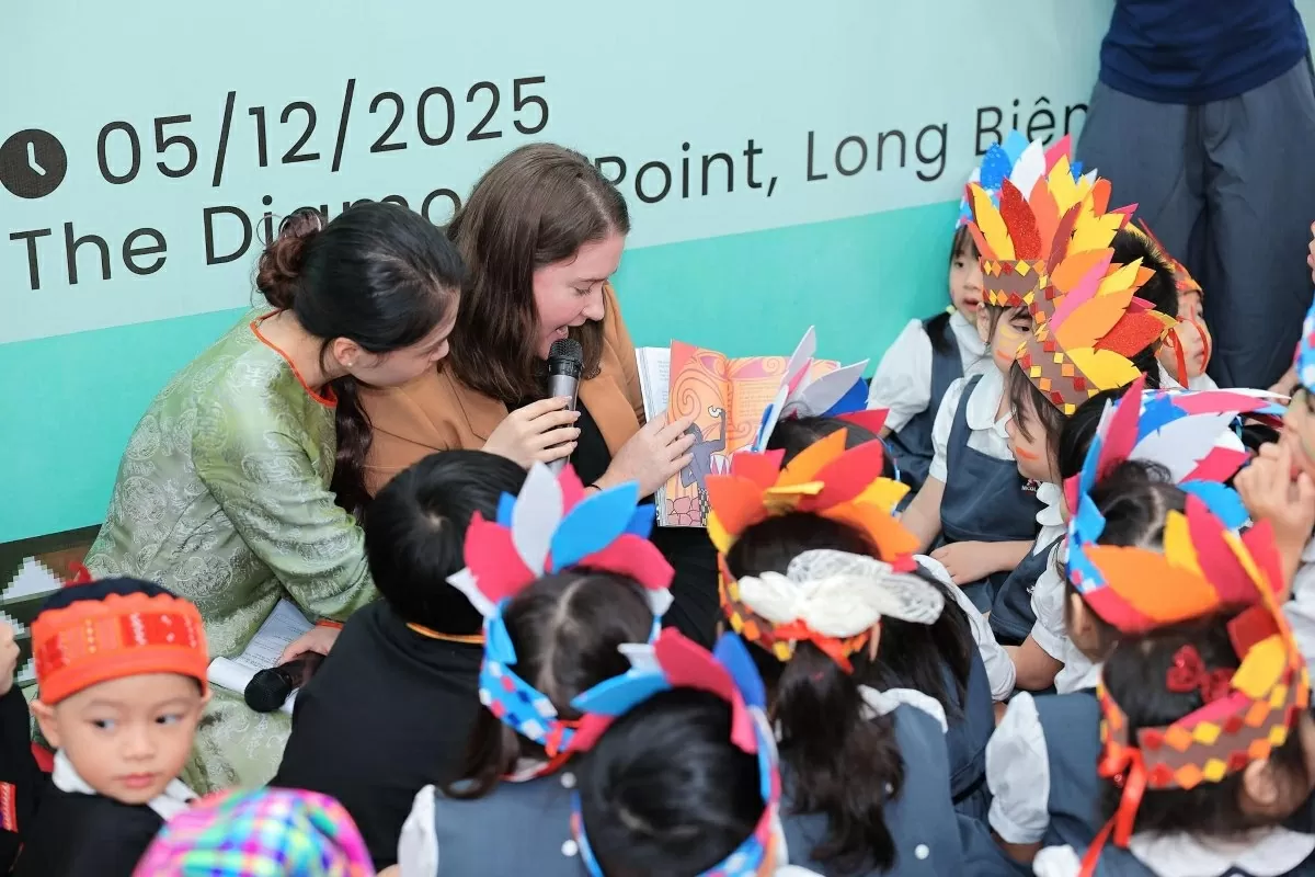 Các em nhỏ Nicolas được bà Rebecca đọc một trích đoạn trong “Truyện về Maui và những thần thoại Maori.