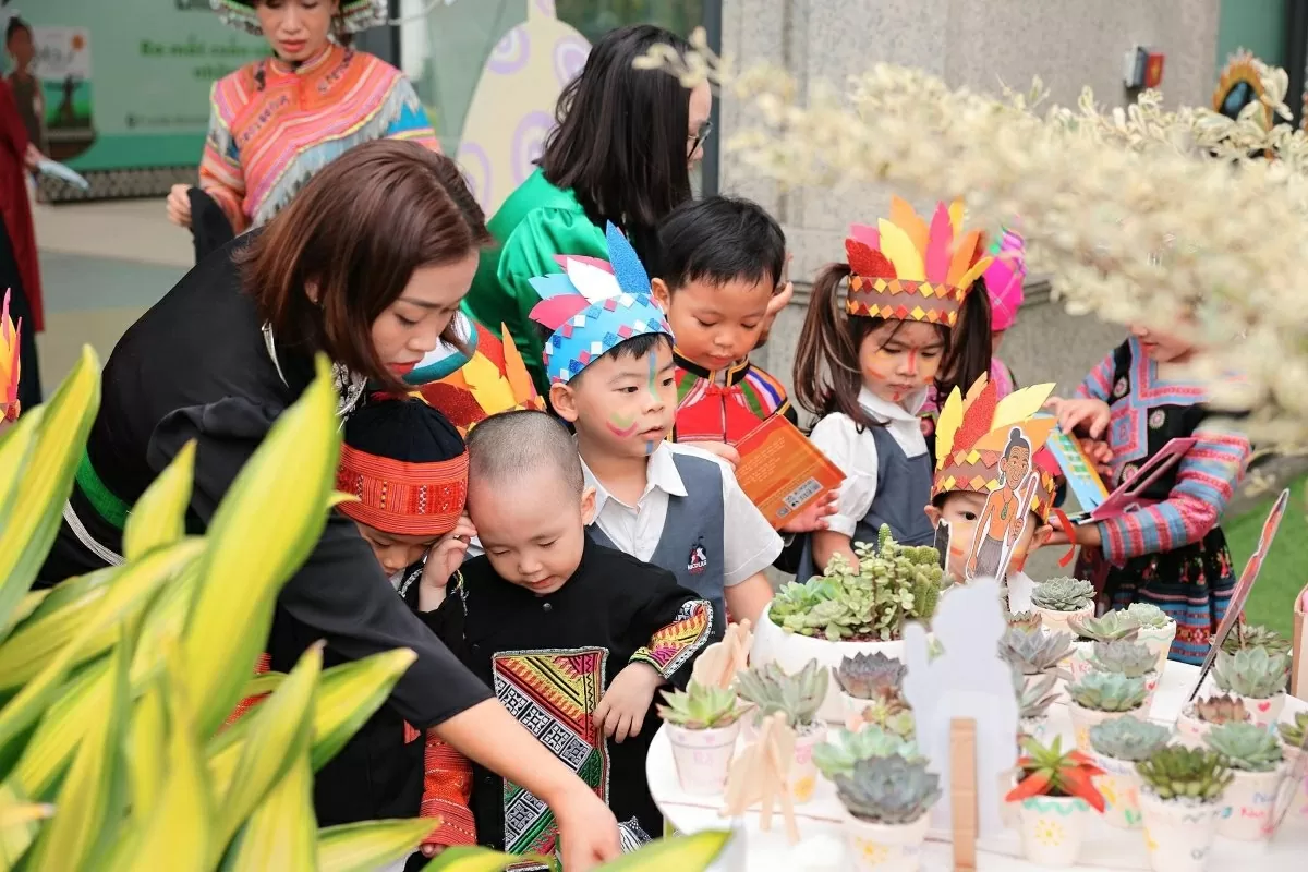 Các em nhỏ bên những chậu sen đá trong dự án “Little hands”.