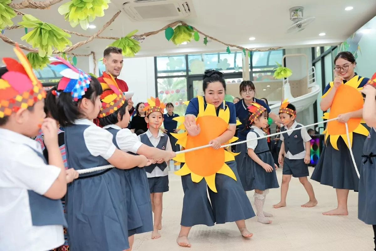 Cô và trò École Nicolas cùng tham gia trò chơi “Kéo mặt trời”. Cô và trò École Nicolas cùng tham gia trò chơi “Kéo mặt trời”.