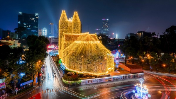 Nhà thờ Đức Bà rực rỡ đón Giáng sinh, thu hút du khách check-in