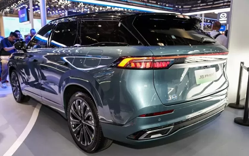 Lưới tản nhiệt dạng nan dọc cỡ lớn kết hợp cùng cụm đèn pha LED mảnh đem lại vẻ sắc sảo. Lưới tản nhiệt dạng nan dọc cỡ lớn kết hợp cùng cụm đèn pha LED mảnh đem lại vẻ sắc sảo.